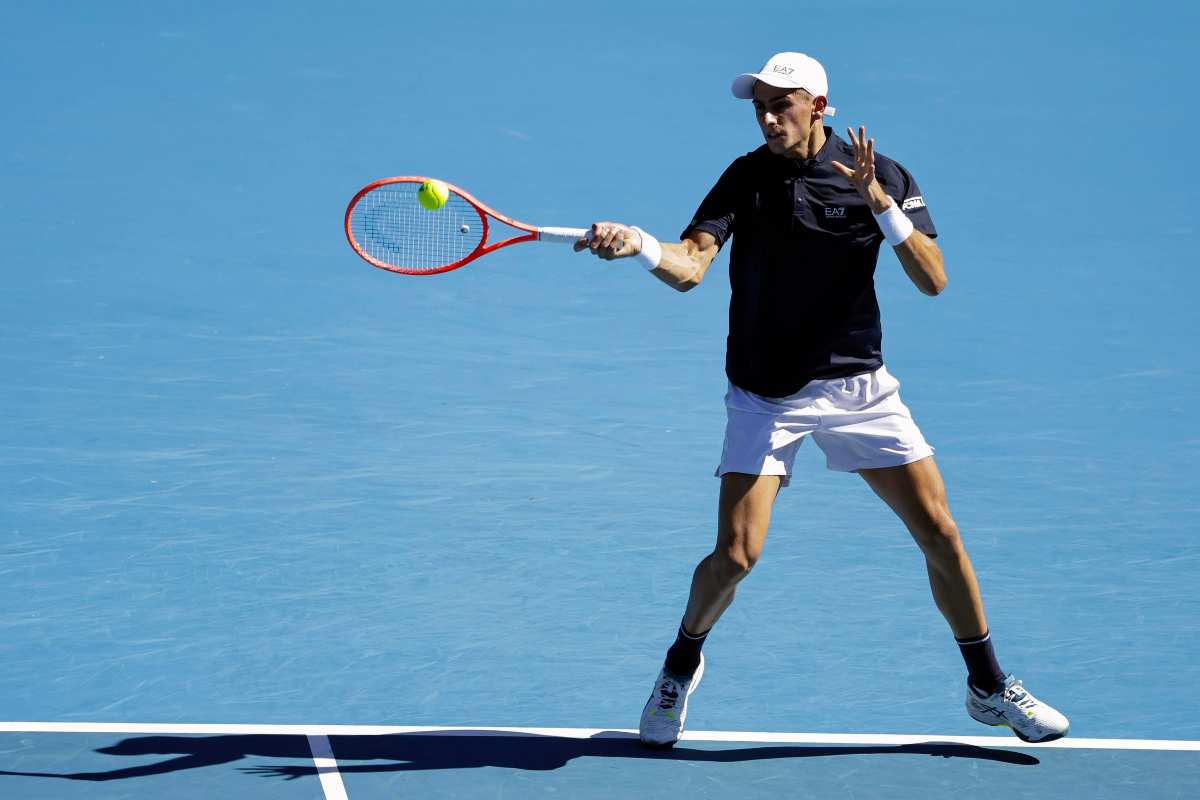 Matteo Arnaldi in azione col dritto