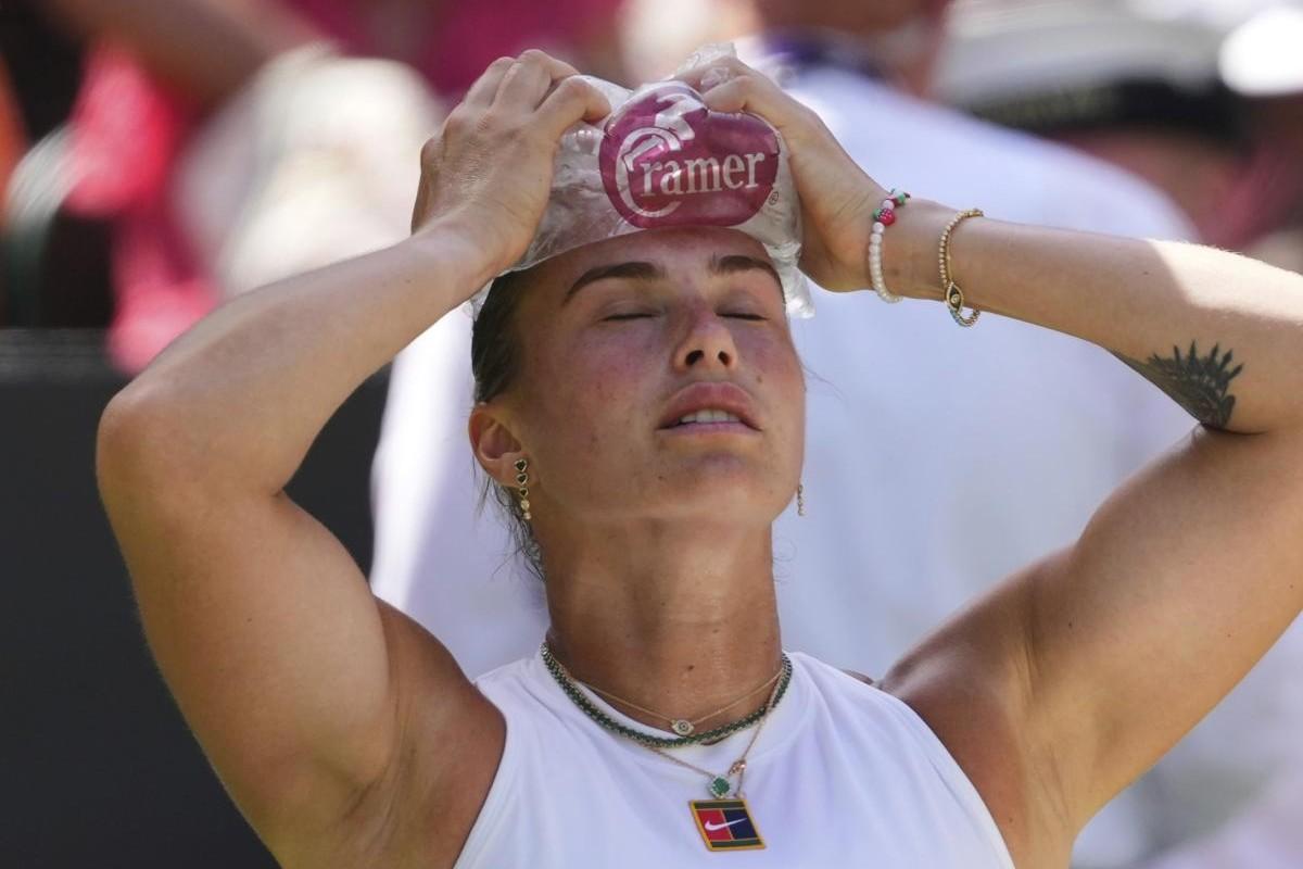 Aryna Sabalenka accaldata al cambio campo