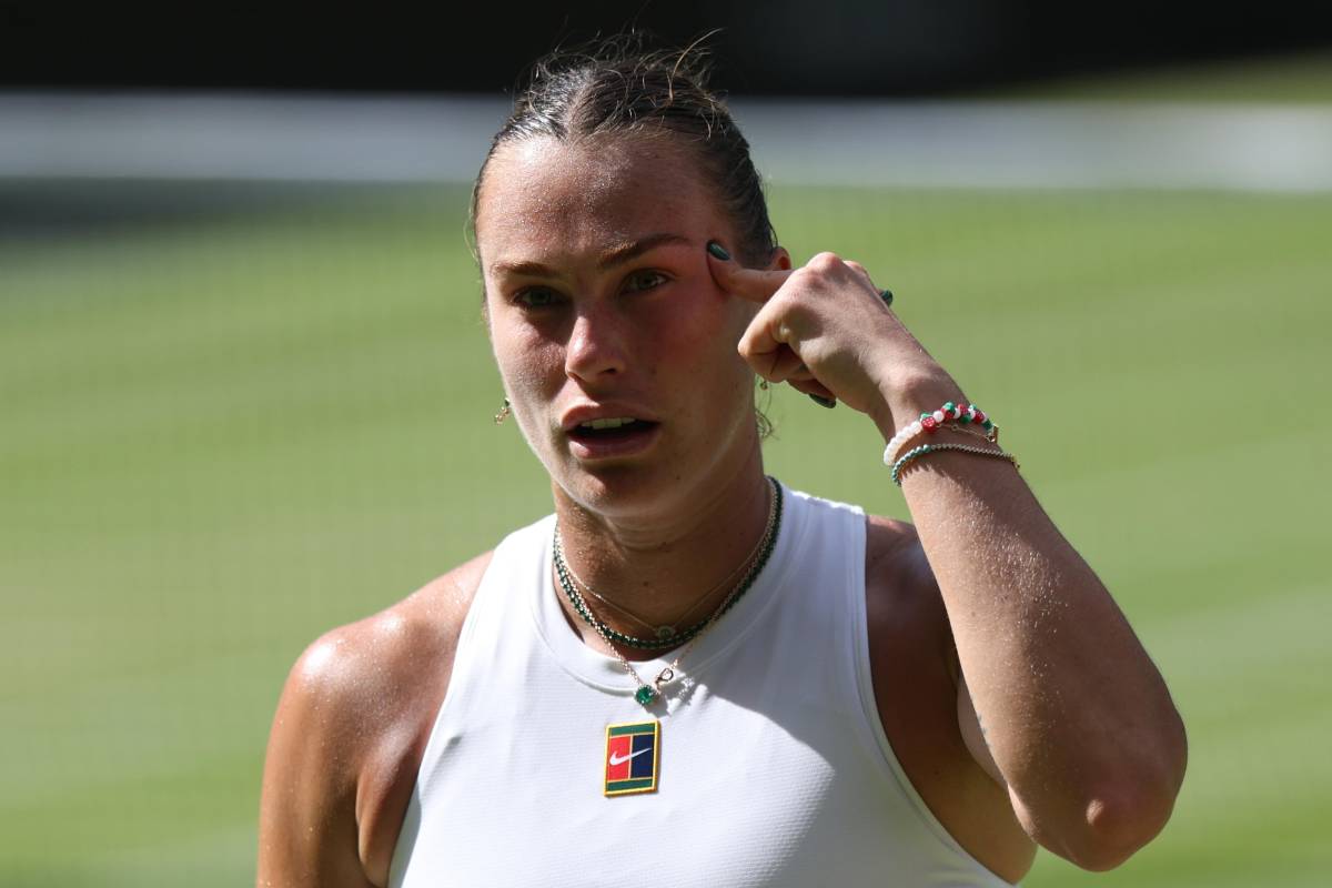 Aryna Sabalenka si indica la tempia con l'indice