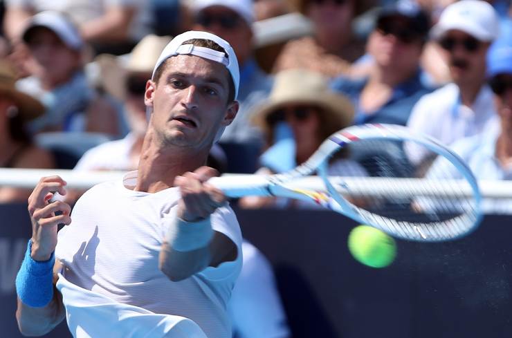 Atmane colpisce con il diritto