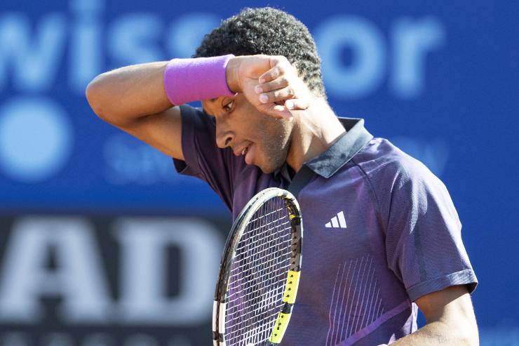 Auger Aliassime si asciuga la fronte