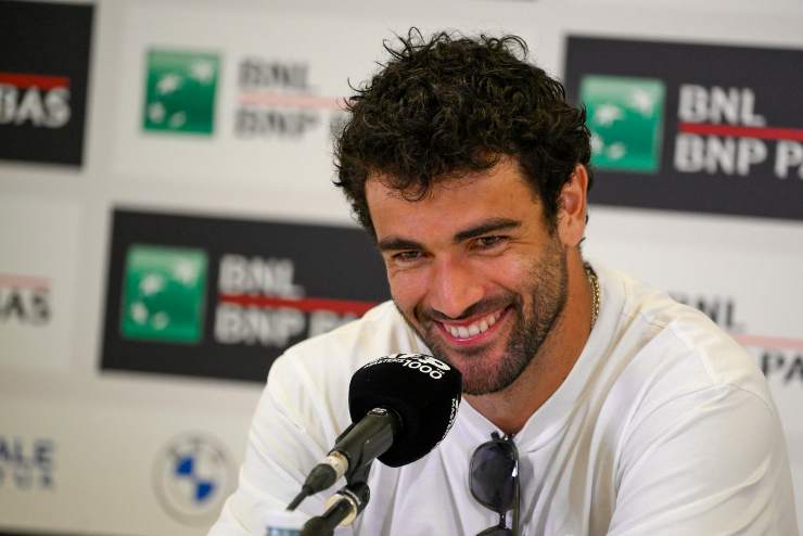 Matteo Berrettini sorridente in conferenza