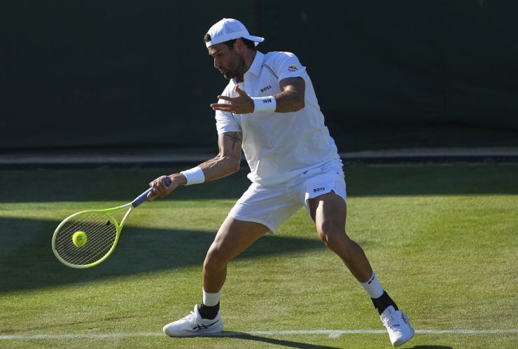 Matteo Berrettini in una fase di gioco a Wimbledon