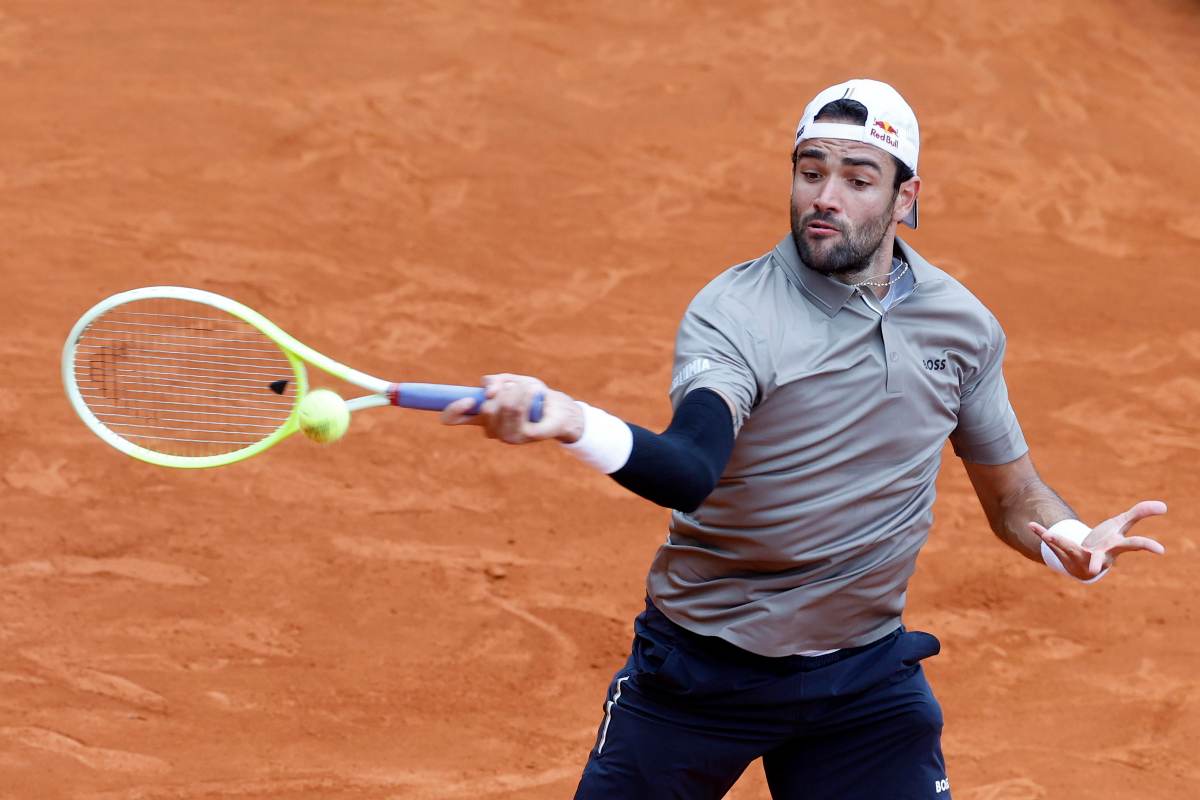 Berrettini in azione col dritto sulla terra battuta
