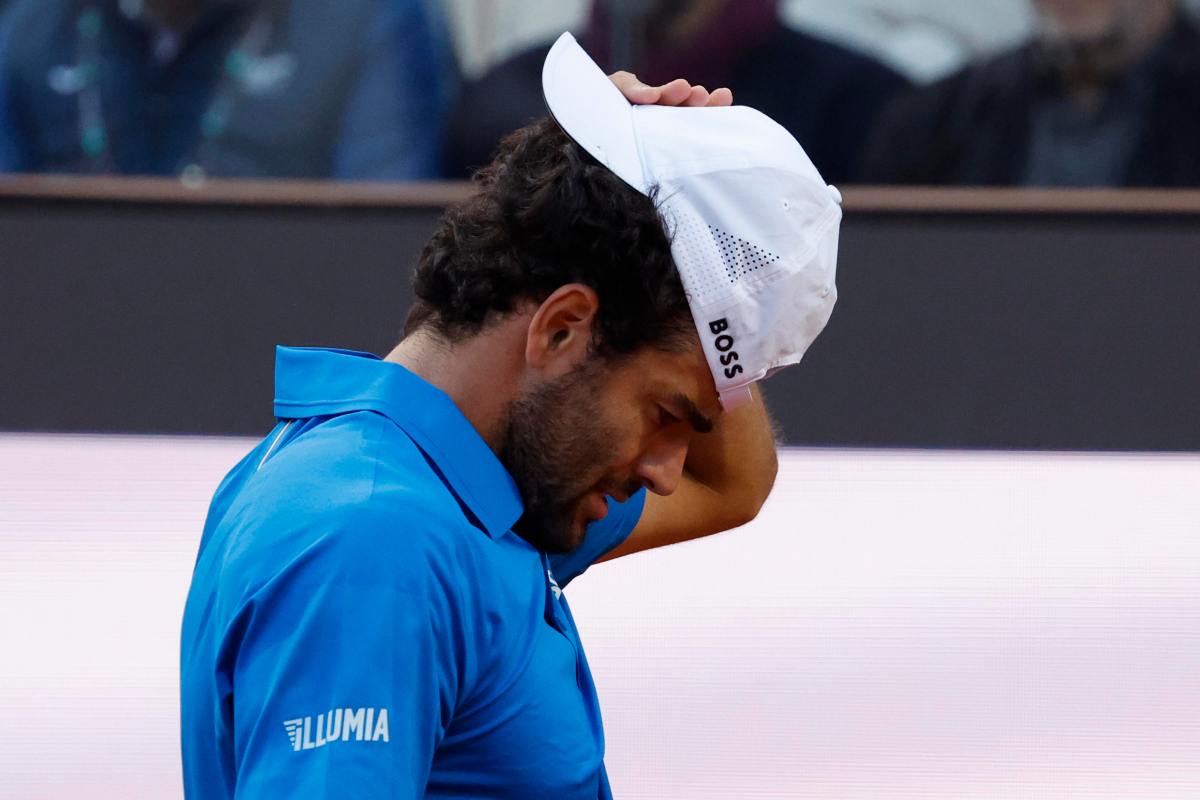 Berrettini si aggiusta il cappello scuro in volto