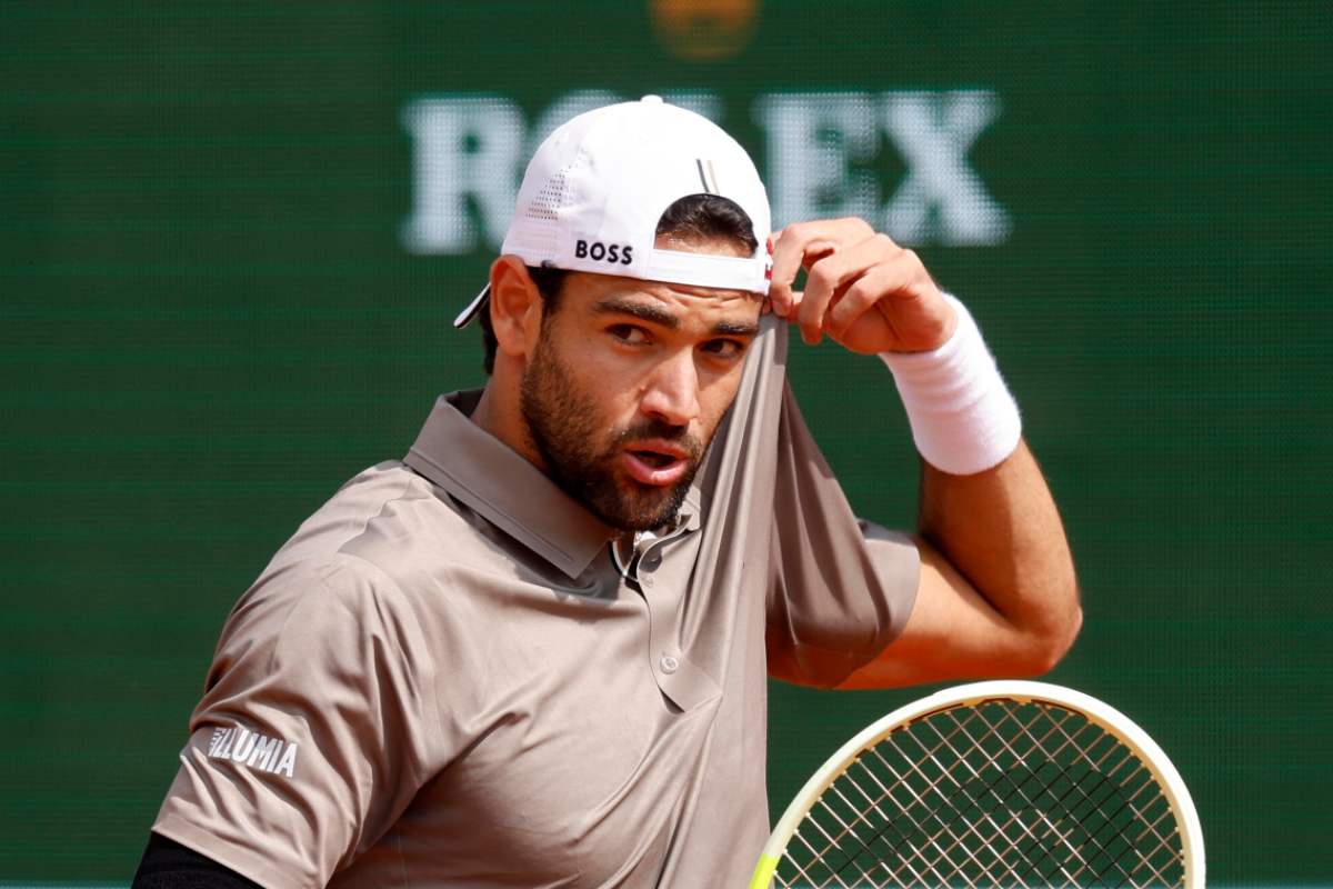 Matteo Berrettini si sistema la spalla della maglietta durante una partita