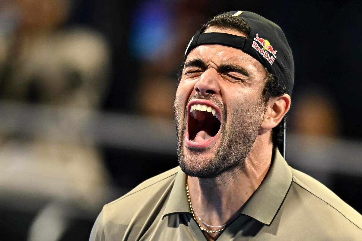 Primo piano di Matteo Berrettini che urla di rabbia