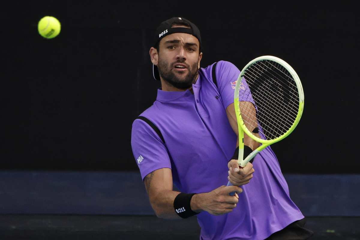 Matteo Berrettini in azione con il rovescio