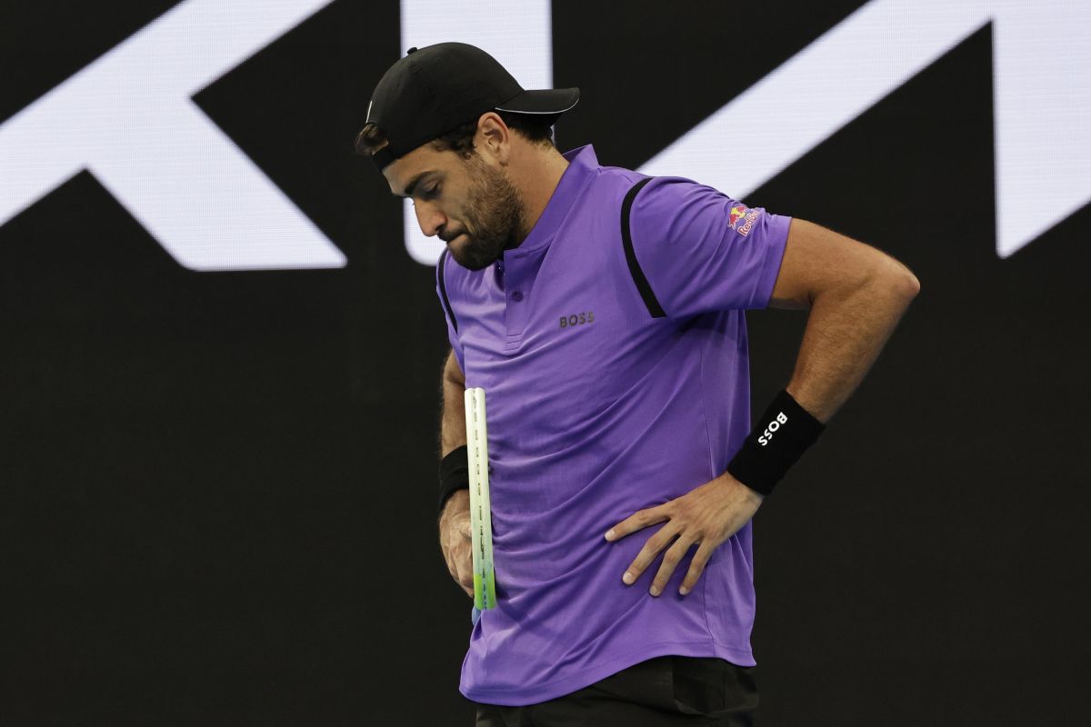 Berrettini con lo sguardo basso sconsolato e le mani nei fianchi