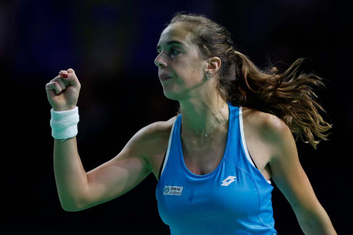 Lucia Bronzetti esulta alzando il pugno