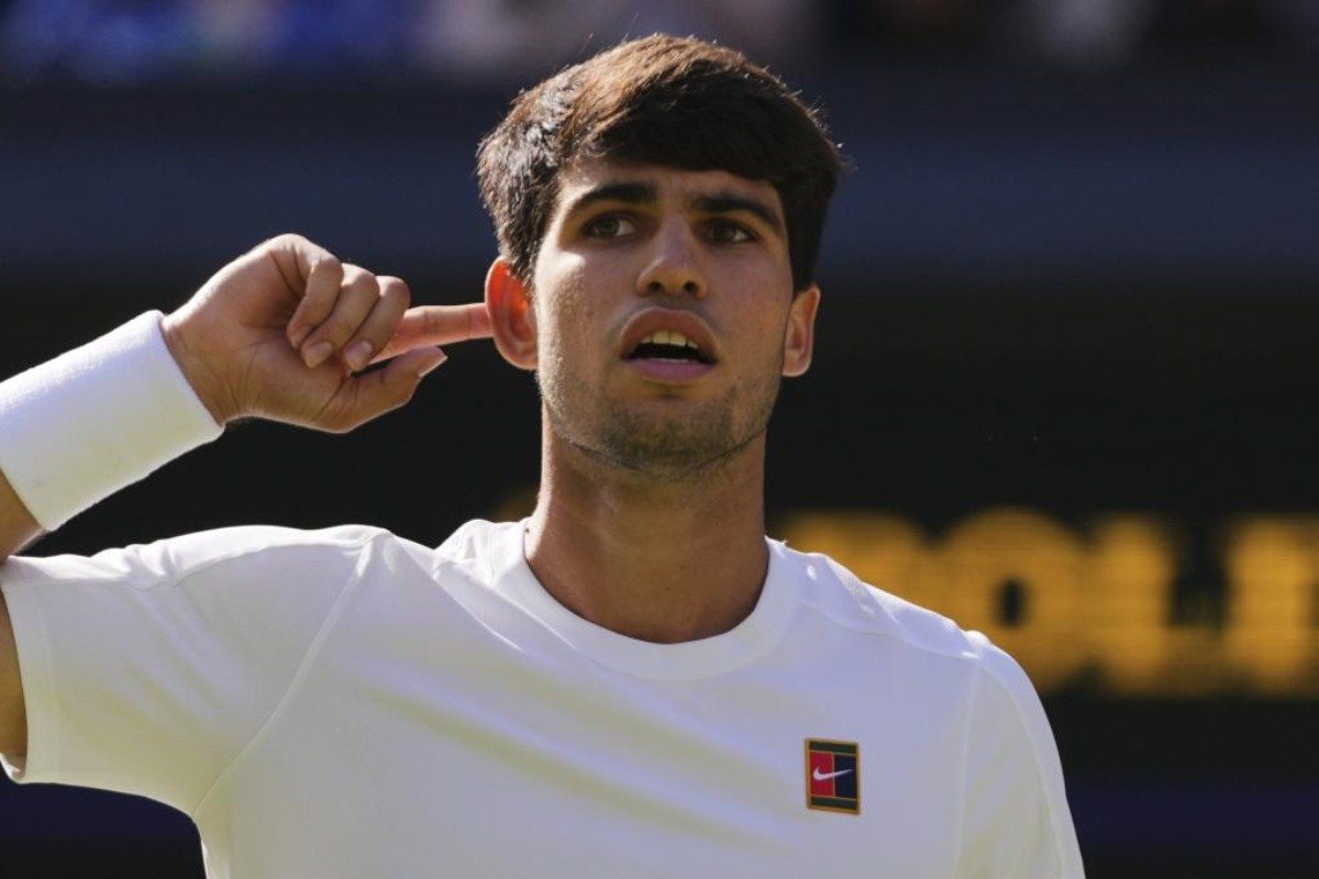 Carlos Alcaraz esulta a Wimbledon
