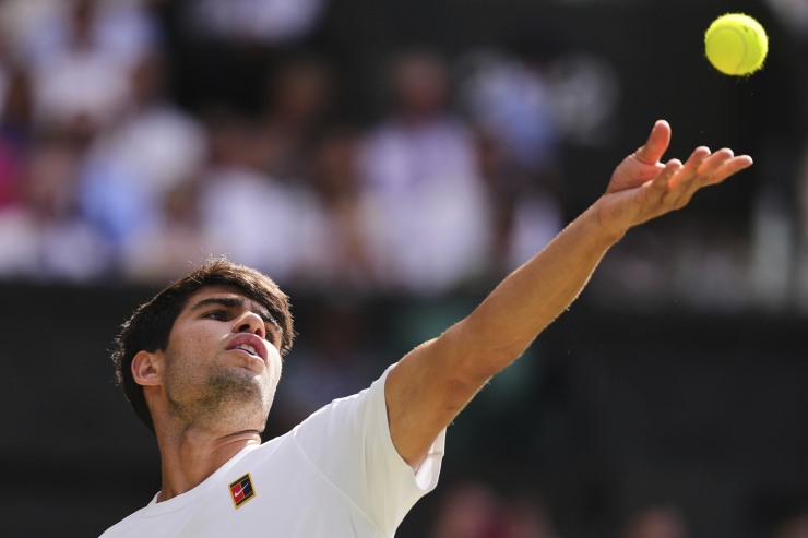 Carlos Alcaraz lancia la pallina per servire