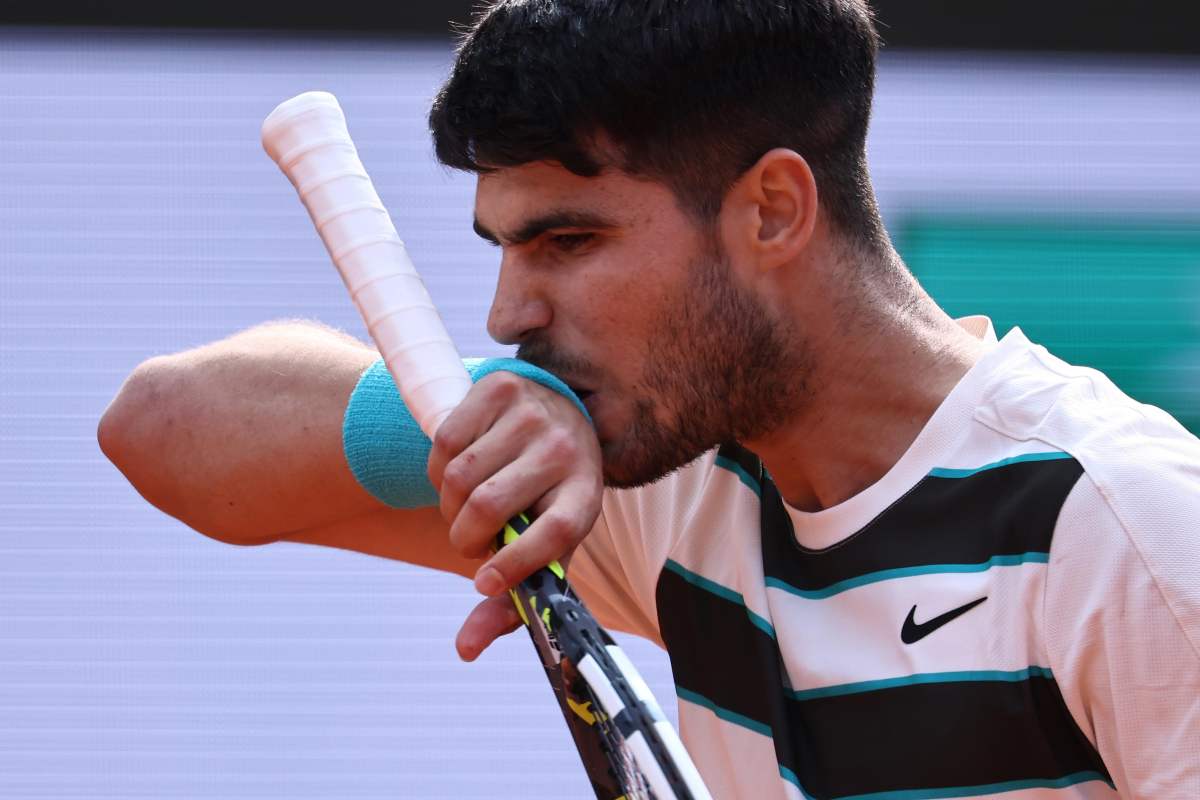 Carlos Alcaraz si pulisce le labbra con il polsino