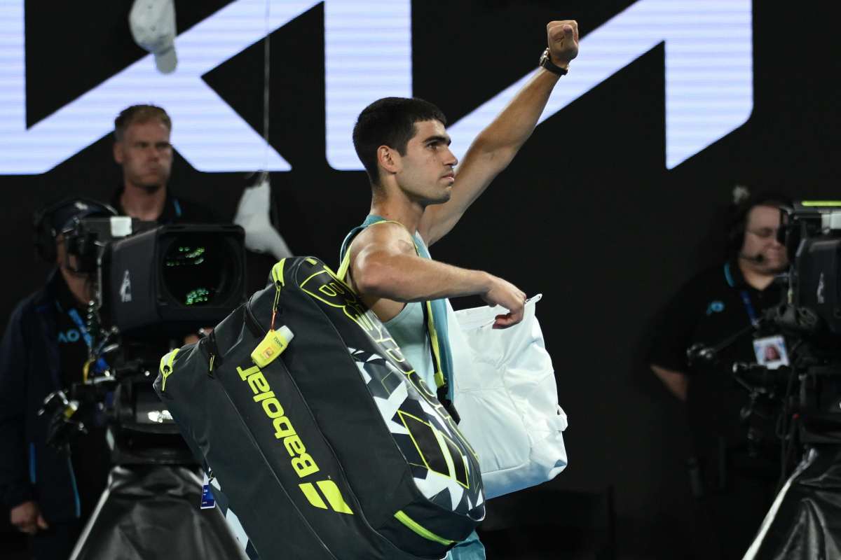 Carlos Alcaraz saluta il pubblico con un borsone sulla spalla