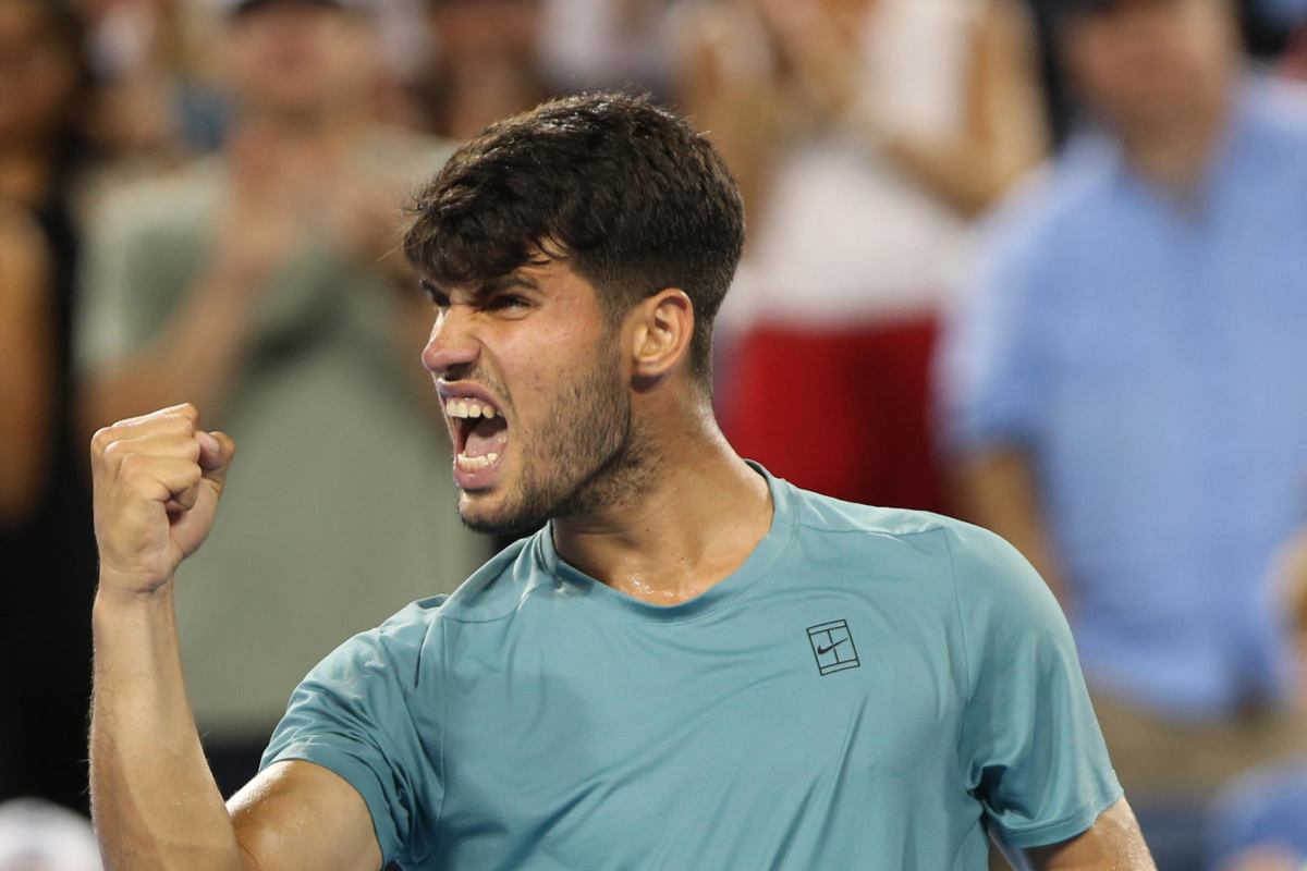 Carlos alcaraz esulta dopo una vittoria