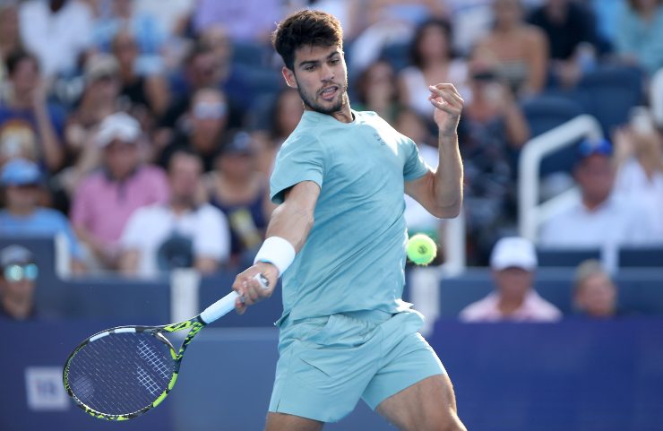 Carlos Alcaraz mentre esegue un dritto