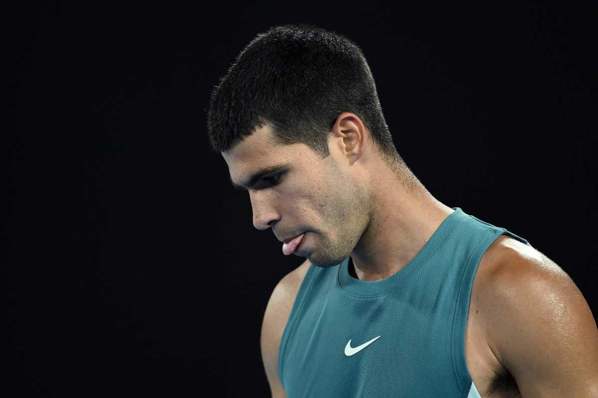 Carlos Alcaraz con la testa bassa