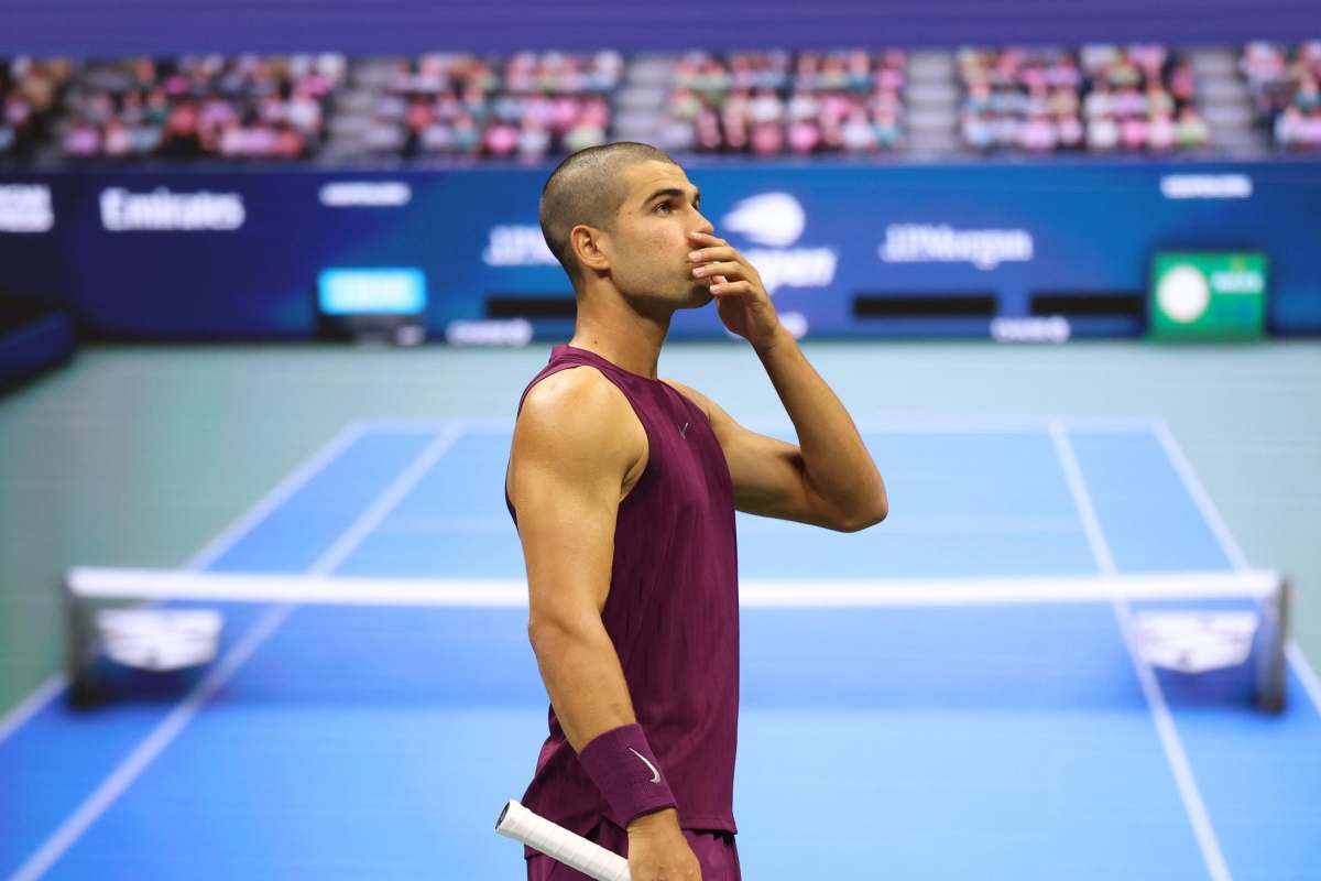 Carlos Alcaraz con una mano sulla bocca