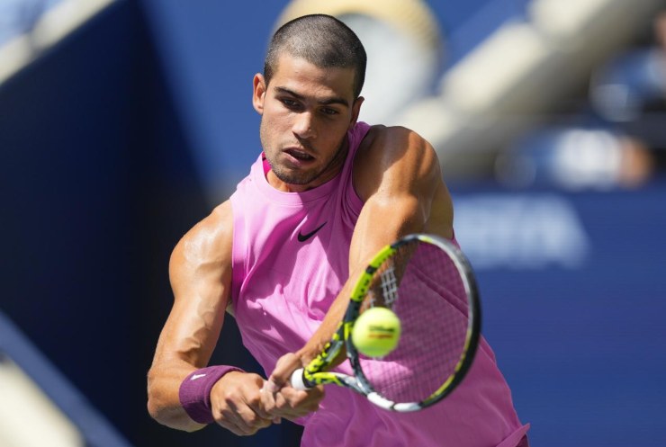 Carlos Alcaraz colpisce la palla di rovescio