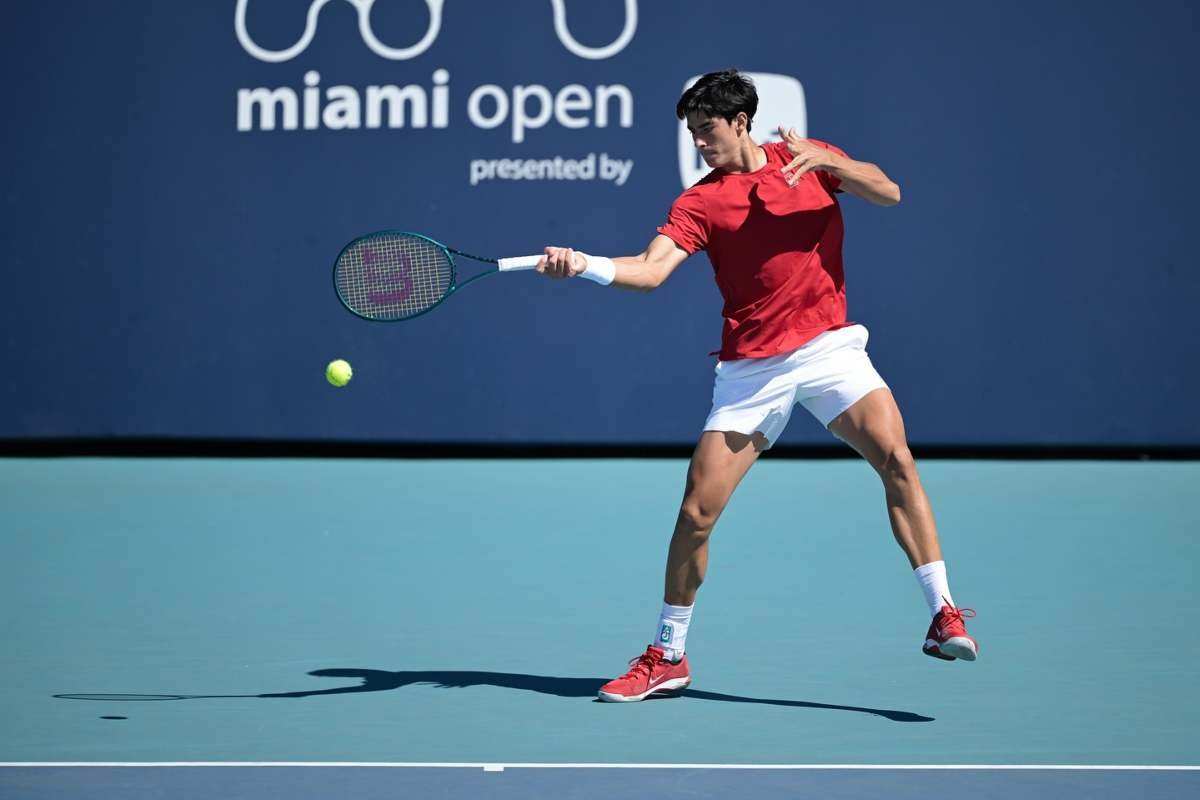 Cinà in azione col dritto al Miami Open