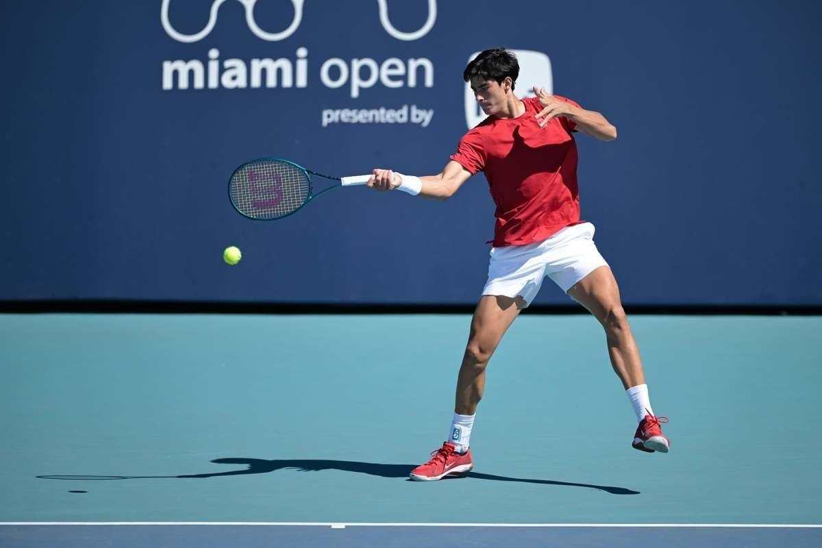 Federico Cinà in azione col dritto al Miami Open