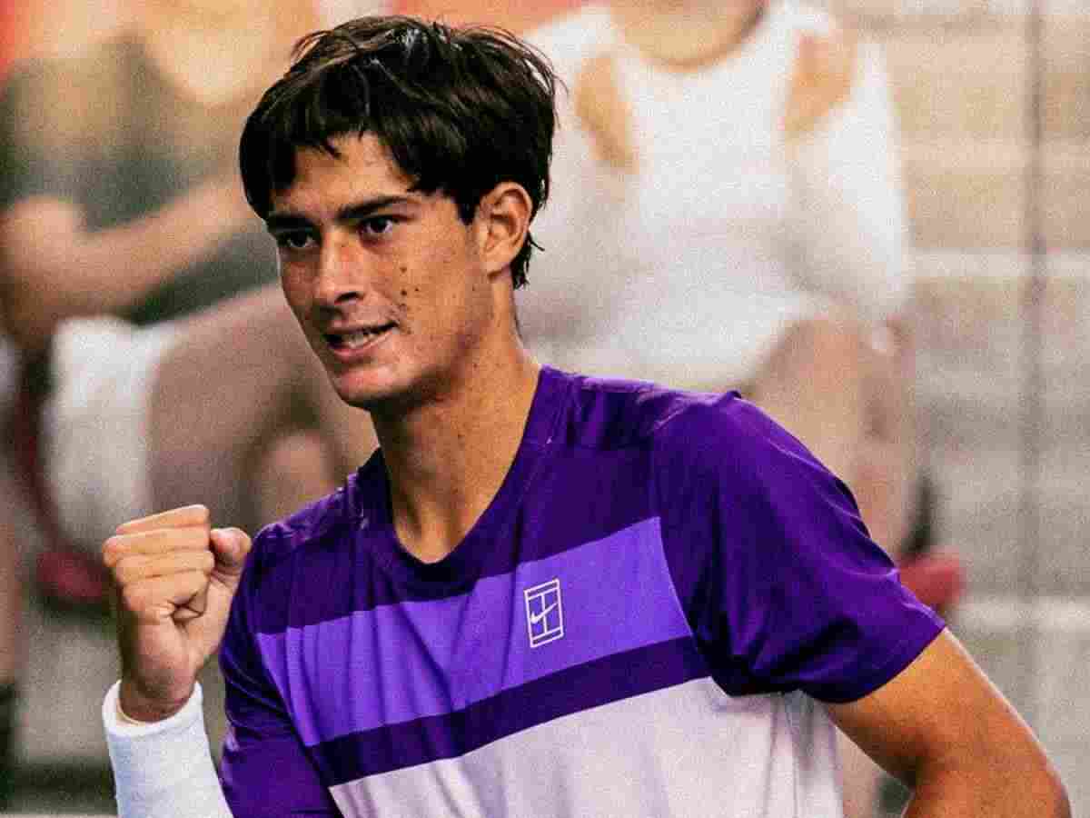 Cinà esulta sorridendo e facendo il pugno