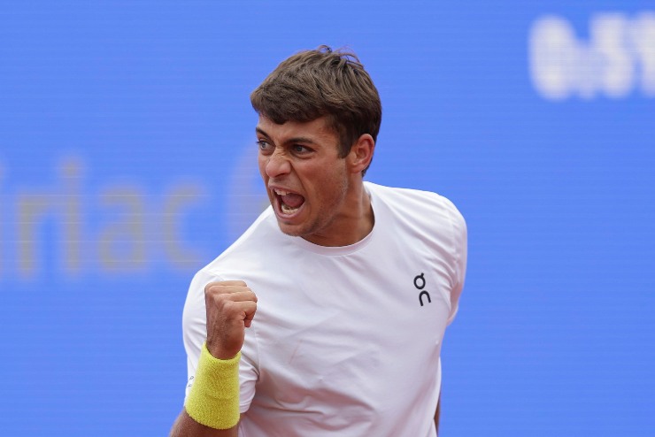 Flavio Cobolli esulta dopo aver fatto un punto