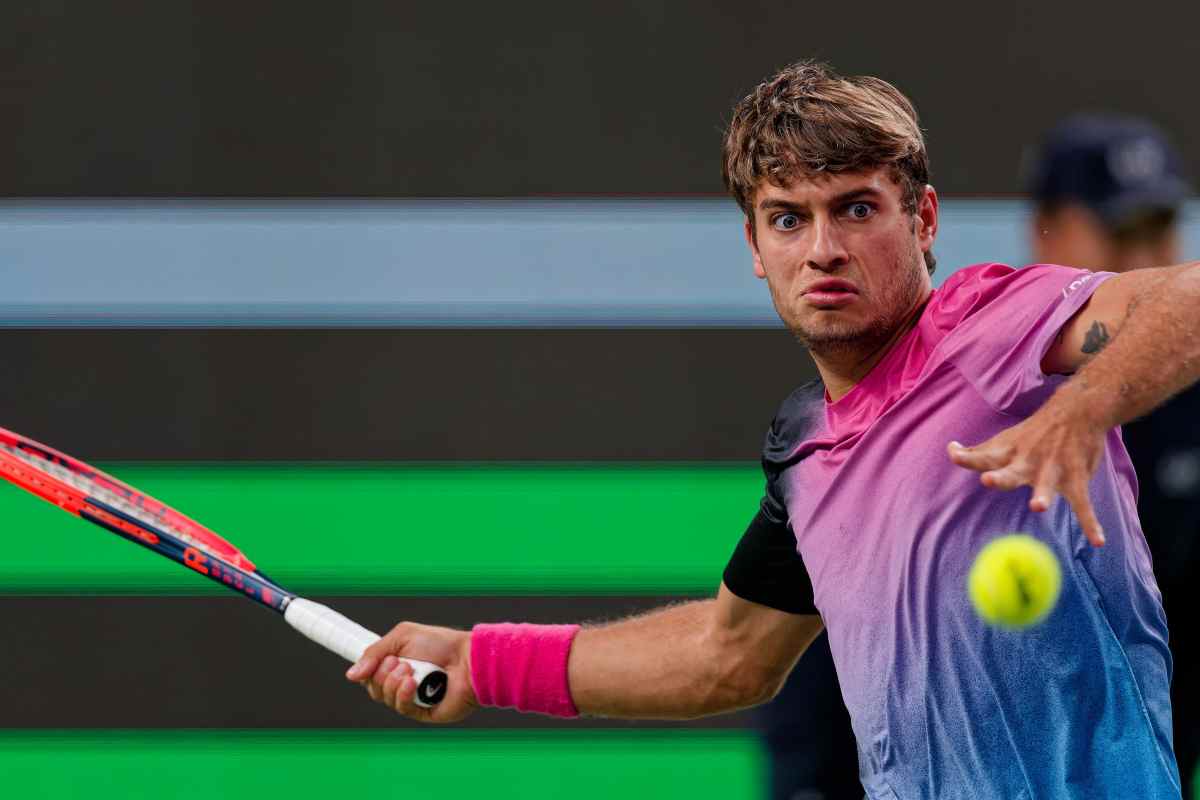 Flavio Cobolli in azione con il dritto