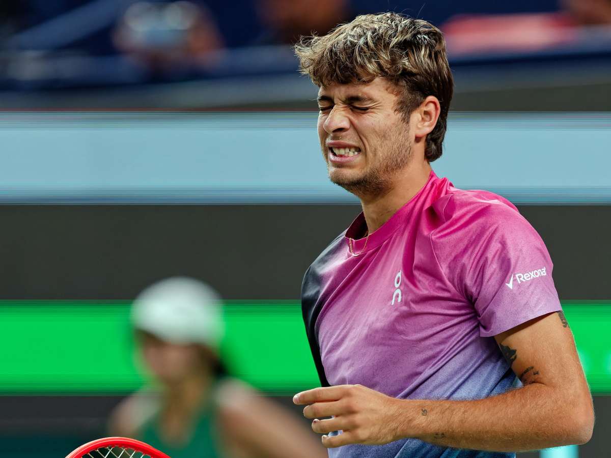 Flavio Cobolli fa una smorfia di disappunto