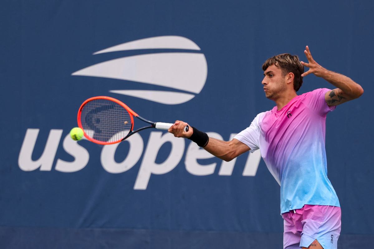 Cobolli in azione col dritto allo US Open