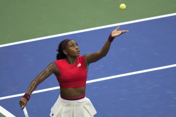 Coco Gauff lancia la pallina per servire