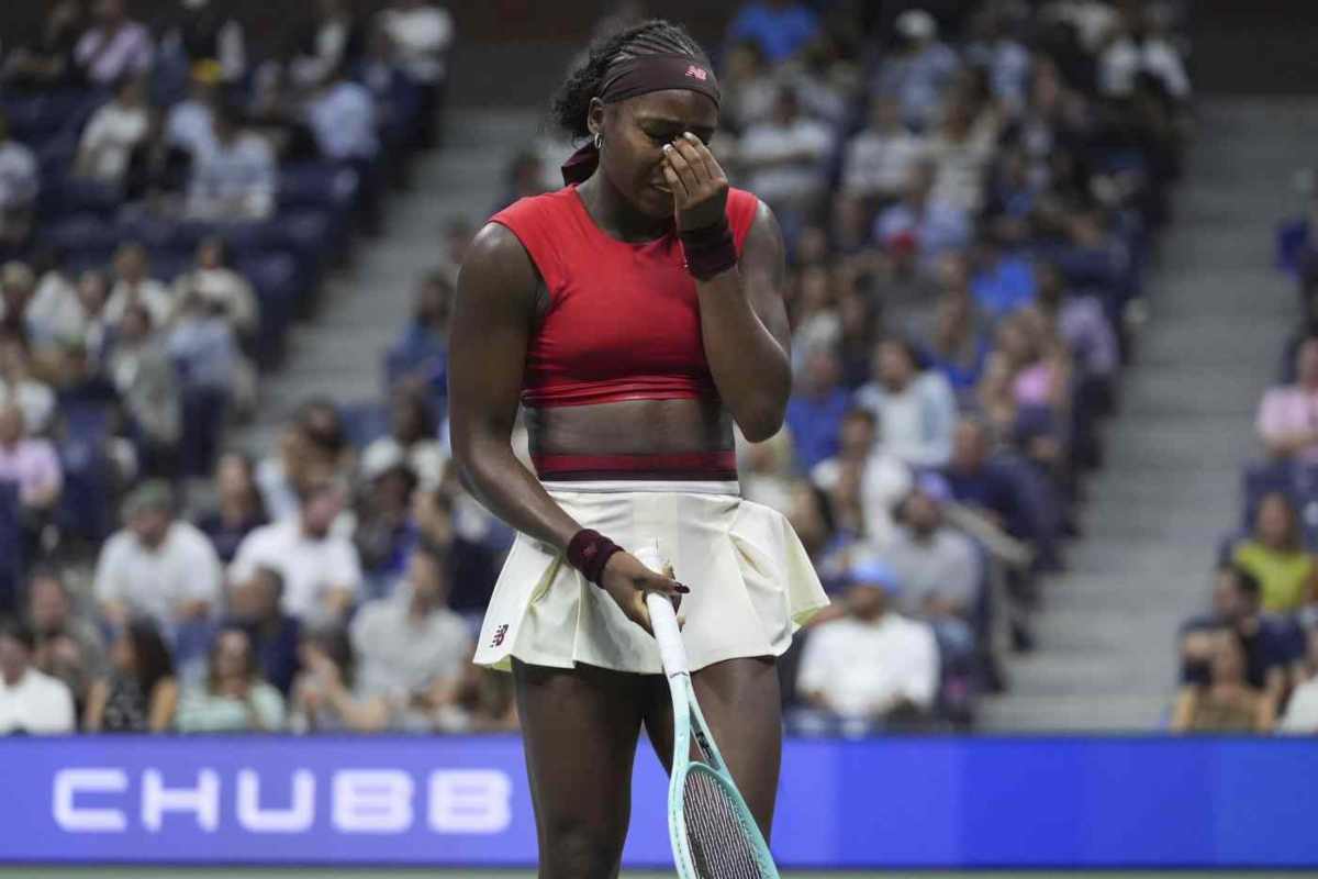Coco Gauff con gli occhi chiusi e una mano sul volto
