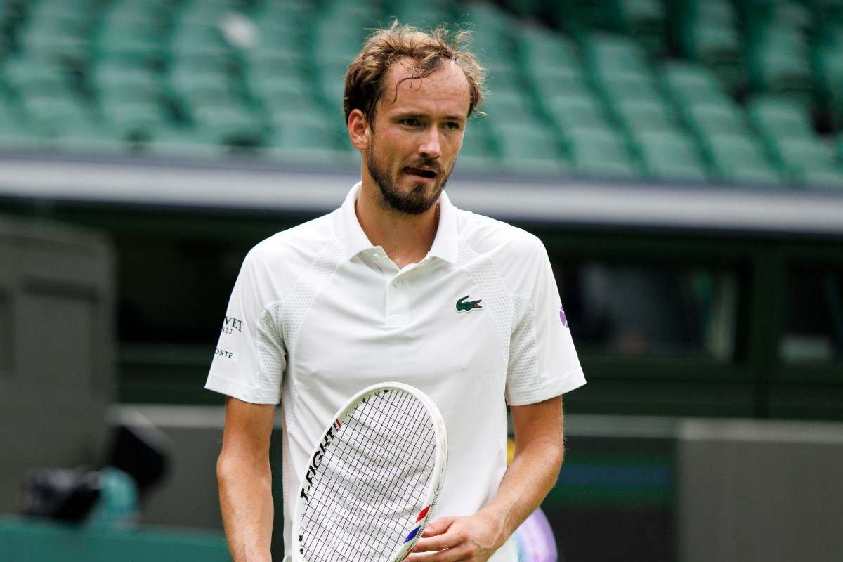 Daniil Medvedev sconsolato a Wimbledon