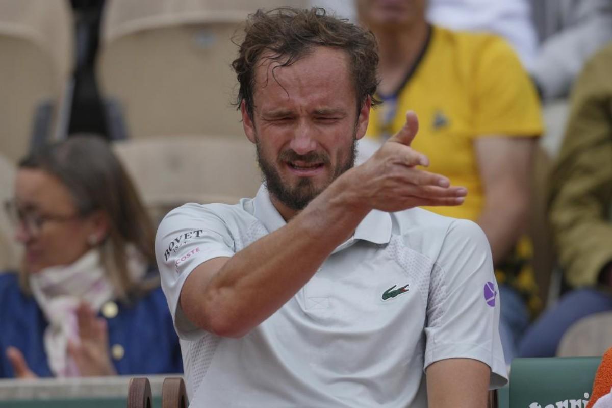 Daniil Medvedev stizzito al cambio di campo