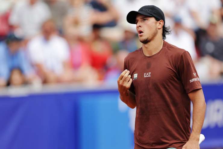 Luciano Darderi fa un gesto di disappunto