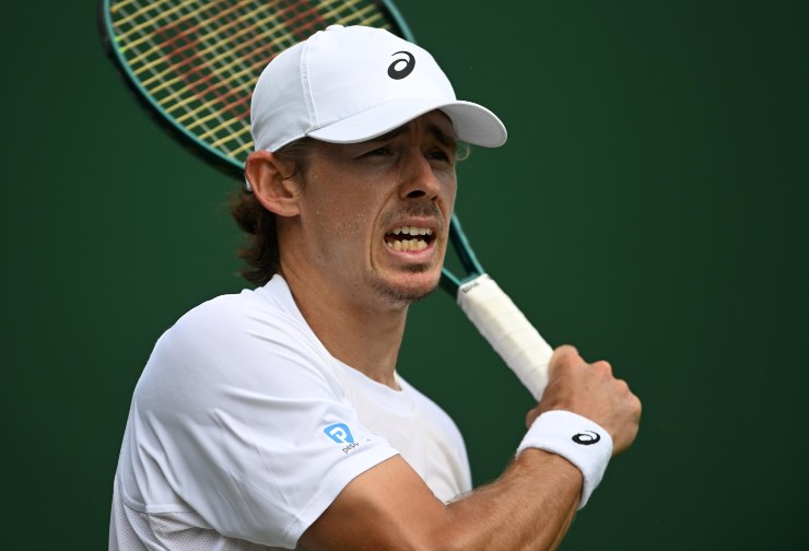 Alex De Minaur dopo aver colpito col diritto