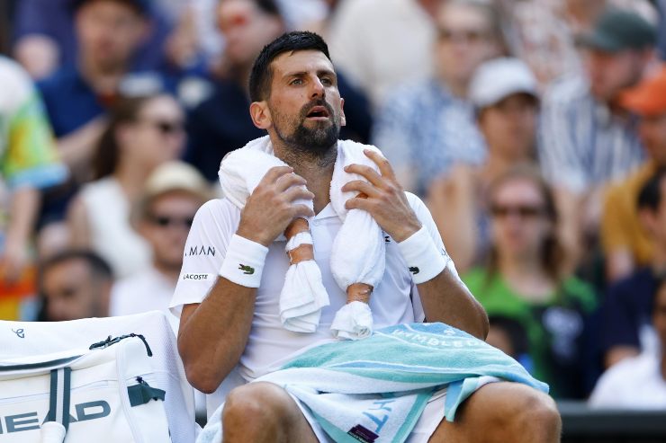 Novak Djokovic ad un cambio campo a Wimbledon