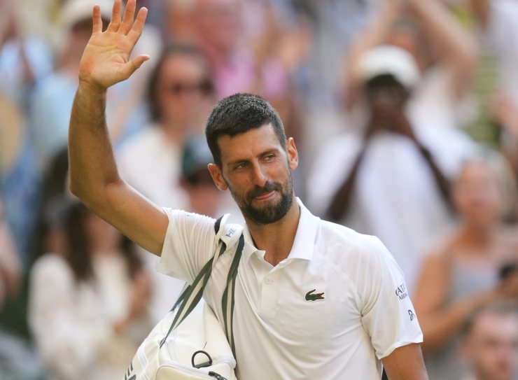 Novak Djokovic saluta il pubblico a Wimbledon