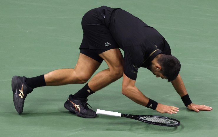 Novak Djokovic a terra durante il match con Norrie