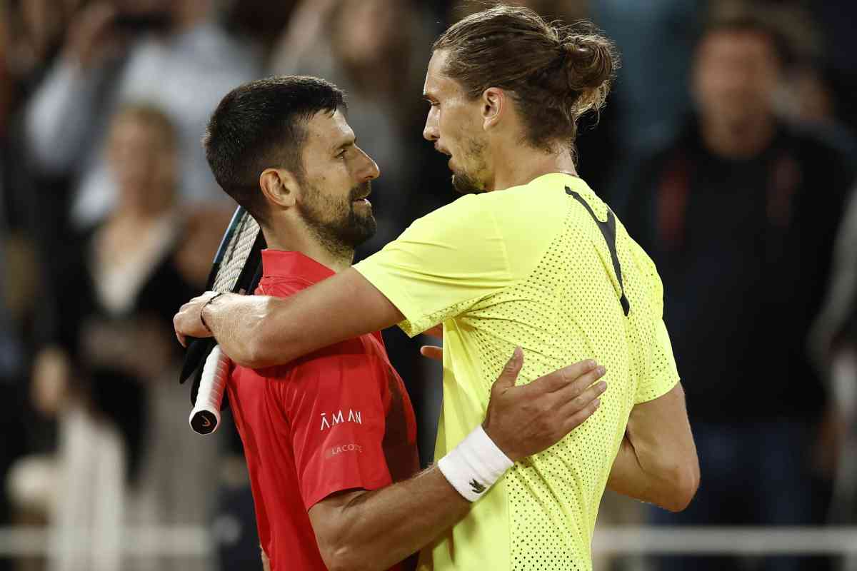 Djokovic e Zverev ai abbracciano a rete al termine di una partita