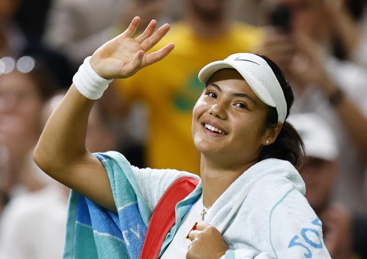 Emma Raducanu saluta il pubblico di Wimbledon