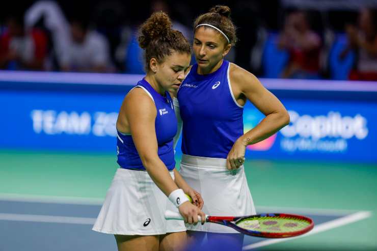 Sara Errani consola Jasmine Paolini dopo un errore