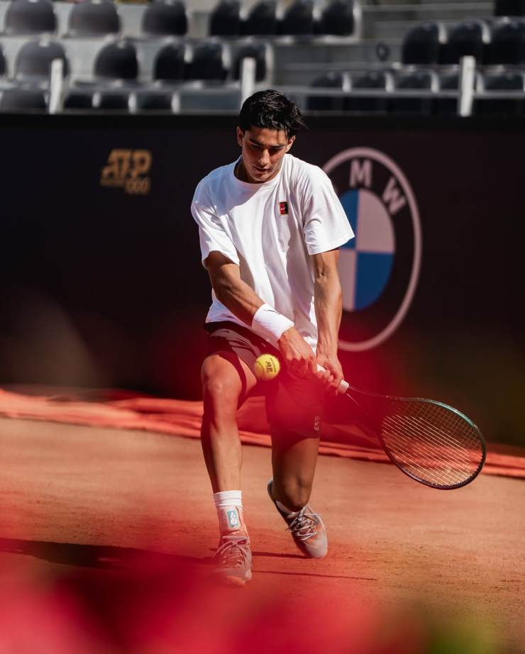 Federico Cinà mentre esegue un rovescio a due mani