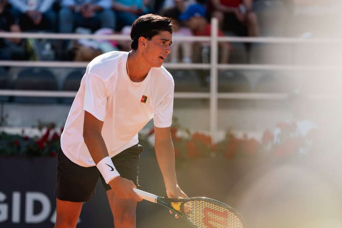 Federico Cinà in procinto di servire