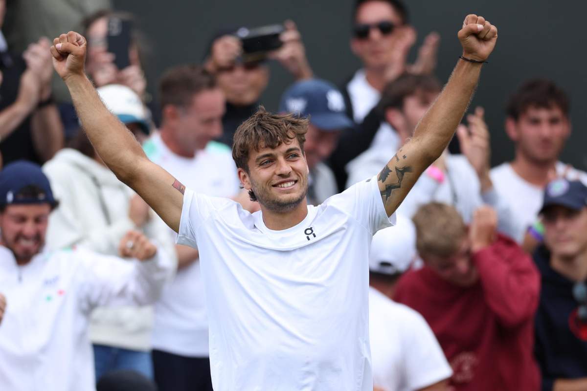 Flavio Cobolli esulta dopo una vittoria 