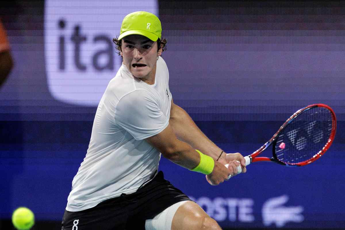 Joao Fonseca in azione con il rovescio