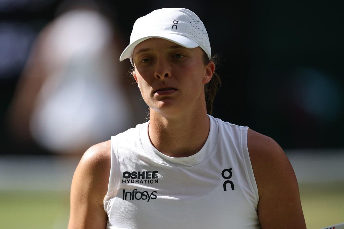 Iga Swiatek pensierosa a Wimbledon