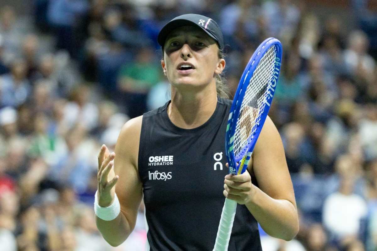 Iga Swiatek durante la finale del doppio misto a New York