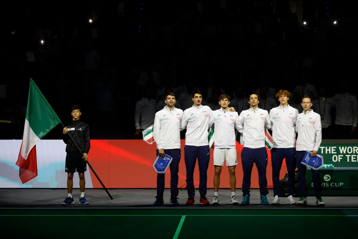 L'Italia di Coppa Davis schierata durante l'inno nazionale