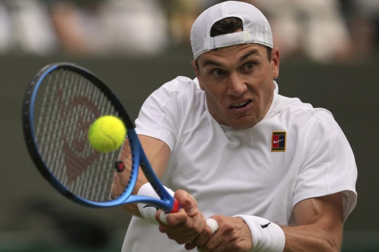 Jack Draper mentre esegue un rovescio a due mani